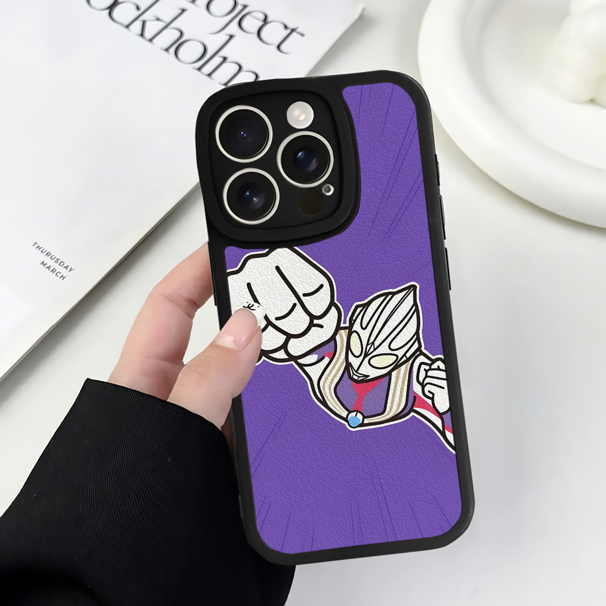 （画像用） ウルトラマン Ultraman 【iPhone 16シリーズ対応】シリコンスマホケース（レザー調） 材質：シリコン